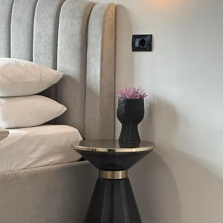 Peaceful For Romantic Getaways Near Black Church - 3min Walk Appartement *